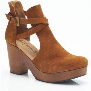 BLACK Lightly Worn Cedar Clogs